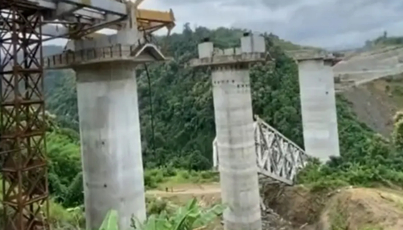 فيديو .. مصرع 17 شخصاً بانهيار جسر